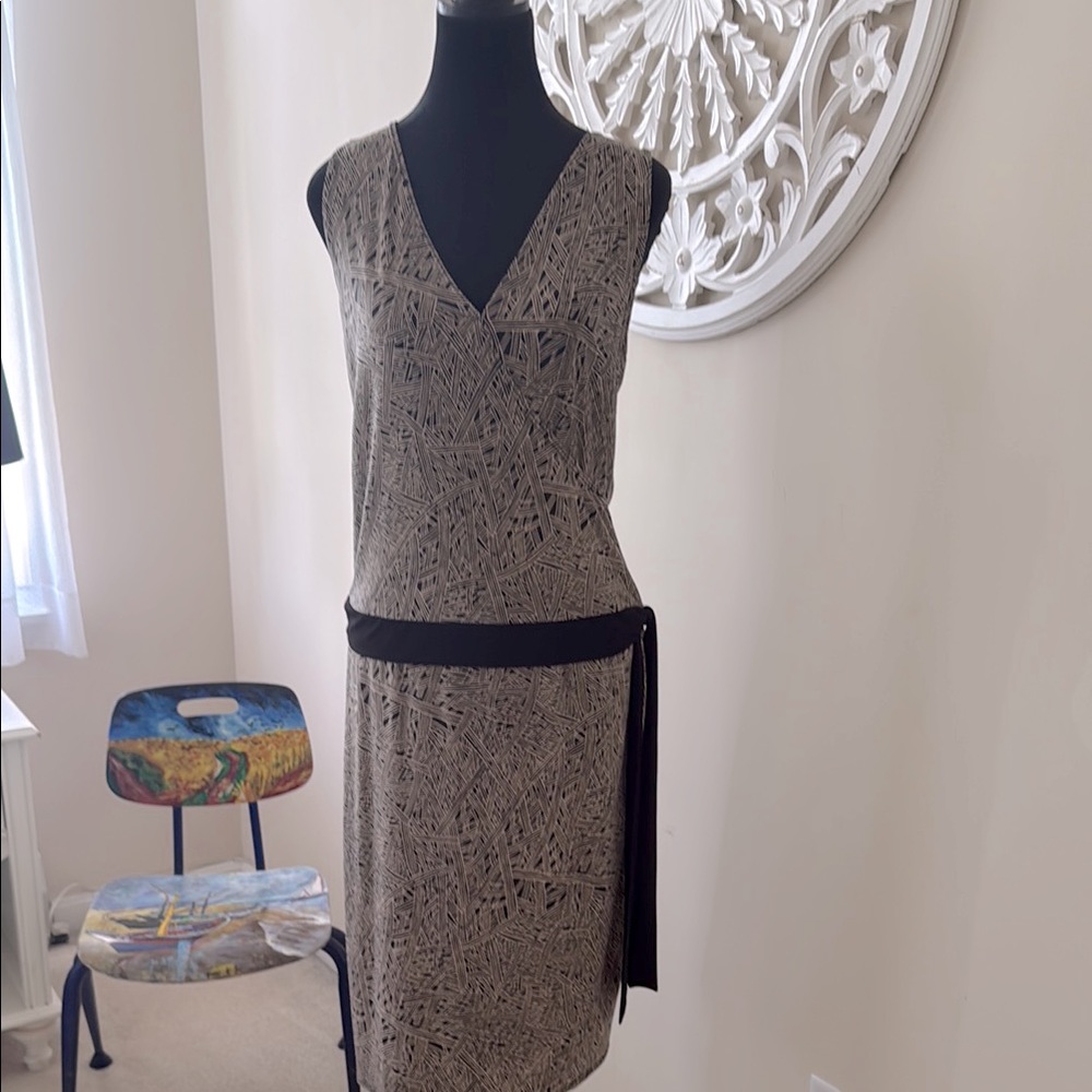 Elegant Max Studio Black and Tan Sleeveless Dress